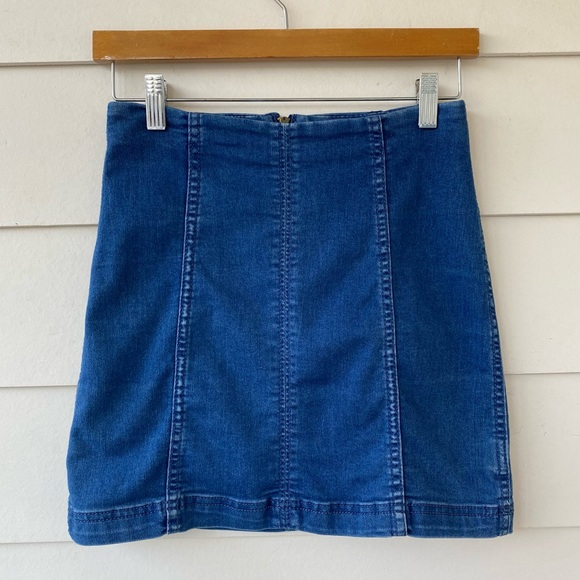FREE PEOPLE • Medium Wash Denim Mini Skirt size 4 - Picture 4 of 16